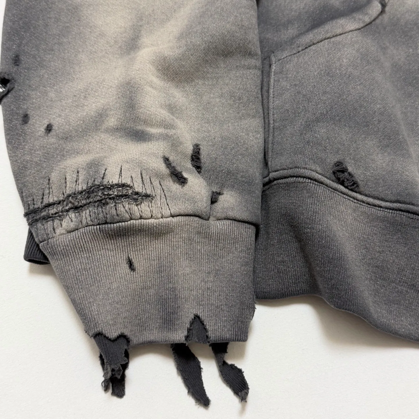 More details SAINT Mxxxxxx DBL FACE ZIP UP HOODIE/CHARCOAL Double-layer destroyed waffle zipper jacket, washed black S-XL, a style that has been used in the summer. After continuous fine polishing, it is finally shipped. The finished product is simply a work of art. Super heavy washing and distressing, multiple horse water fading, many hand-made wormhole destruction processing, deconstruction and reorganization embroidery technology, custom-made zipper with LOGO, and the color details of the zipper webbing are also correct. Original grade fruit main label and wash water label. Top purchasing grade. A layer of waffle fabric is added to the inner lining to make the overall texture stronger and increase the comfort and warmth of the wearer.